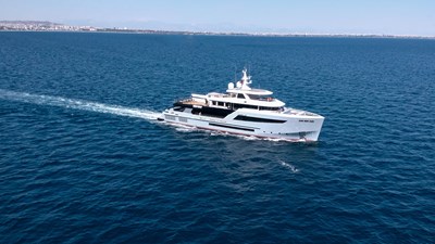 32-motor-yacht-heeus.jpg