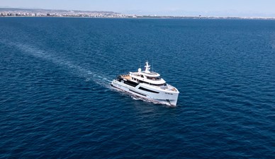 35-motor-yacht-heeus.jpg