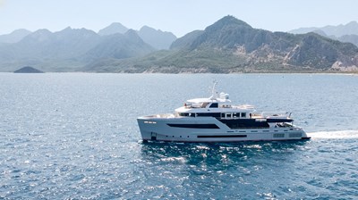 42-motor-yacht-heeus.jpg