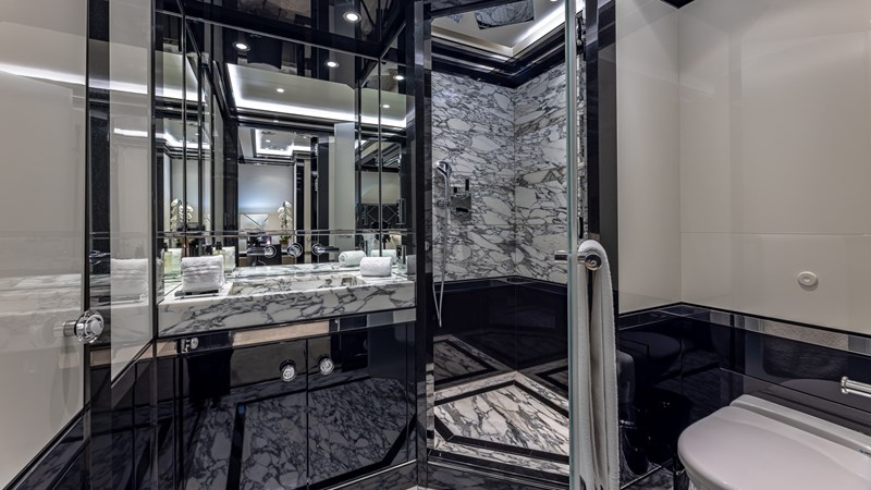 TWIN STATERROM ENSUITE