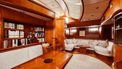 12MAIN SALON
