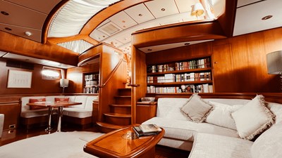 13MAIN SALON