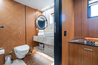 LOWER DECK VIP - MASTER CABIN ENSUITE