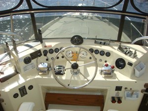 Bacchus III 10 44' Tollycraft flybridge console