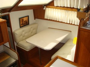 Bacchus III 30 44' Tollycraft dinette2