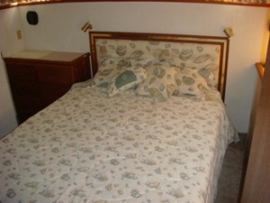Bacchus III 31 44' Tollycraft master stateroom