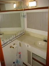 Bacchus III 37 44' Tollycraft guest stateroom head