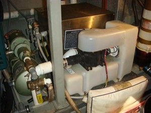 Bacchus III 40 44' Tollycraft engine room starboard