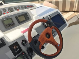 Lady Raine 35 Flybridge - Helm
