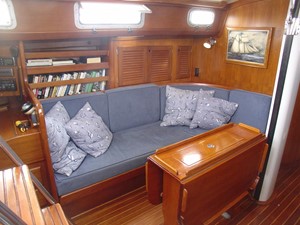 Salon, Port Side