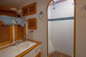 SHEARWATER 13 Guest Head & Stall Shower