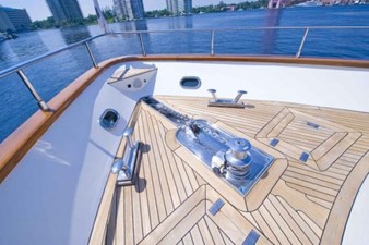 HELENA 19 Bow Windlass