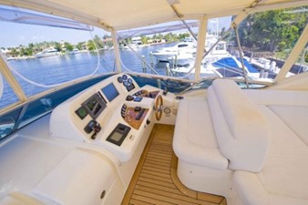 HELENA 33 Flybridge Helm