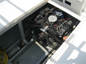 1993 Sea Ray Laguna 29 Walkaround 12 Engine Compartment