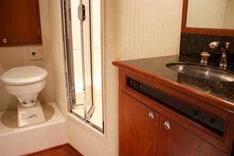 MISS CHECKERS 11 Guest Stateroom II Head