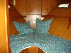 Sea Quester 28 49' DeFever guest stateroom