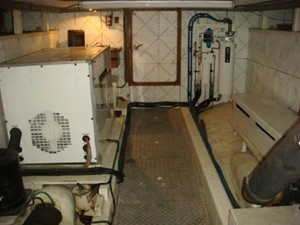 Sea Quester 32 49' DeFever engine room aft