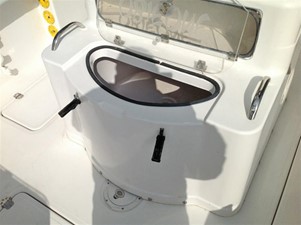 DONZI 35ZF 29 50-Gallon Pressurized Livewell Integrated into Leaning Post