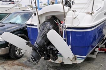 26 MacGregor 26M Sailboat 2010 9 Transom Presentation