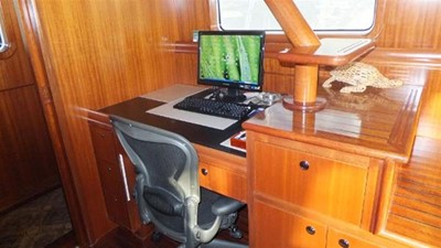 GRACE OF TIDES 45 Pilothouse desk
