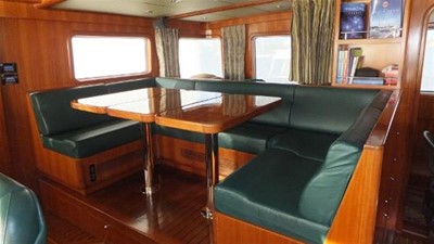 GRACE OF TIDES 47 Pilothouse dinette