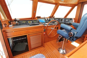 Sunny Days 29 Pilothouse Helm