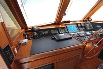 Sunny Days 31 Pilothouse Helm
