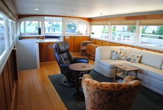 FLYING COLORS 9 Salon looking Aft