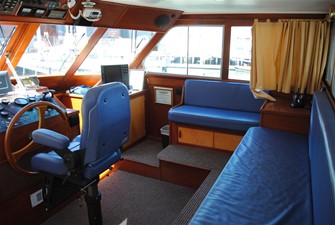 FLYING COLORS 19 Pilothouse Seating