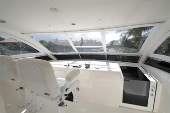 Passion 102 Flybridge Helm