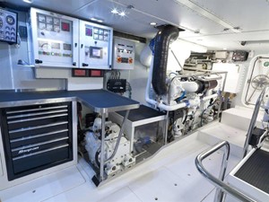 CADENZA 19 Engine Room