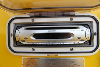 DONZI 22 CLASSIC 40TH ANNIVERSARY EDITION 11 Sony CD Player/Stereo