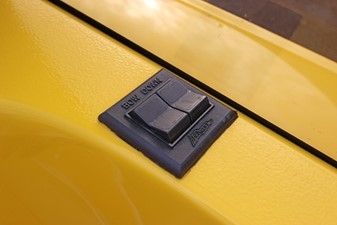 DONZI 22 CLASSIC 40TH ANNIVERSARY EDITION 17 Trim Tab Switches Mounted Next To Throttle