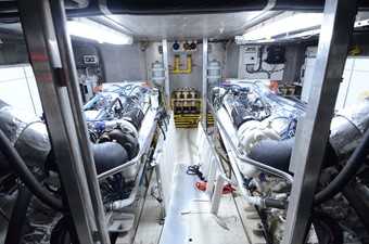 CLOUD 9 25 Engine Room