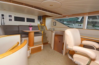 CLOUD 9 12 Pilothouse