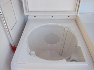 46ft 1995 Bertram 46 Convertible 11 Live well