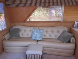 46ft 1995 Bertram 46 Convertible 31 Salon