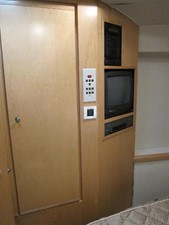 46ft 1995 Bertram 46 Convertible 43 Forward VIP Stateroom