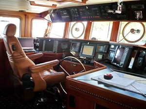 Splendide 9 Pilothouse