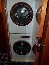 MISS SHUGA 26 Companionway Laundry