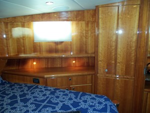 MISS SHUGA 28 VIP to Starboard