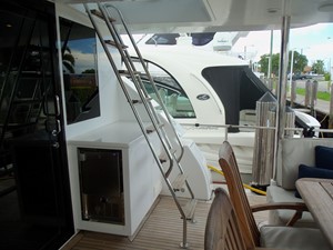 MISS SHUGA 43 Aft Deck Flybridge Ladder