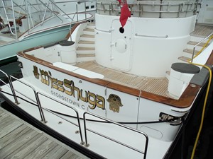 MISS SHUGA 53 Cockpit
