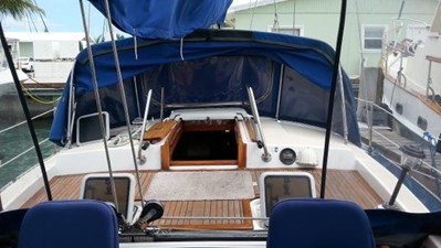 ANONYMOUS 9 Cockpit forward - Companionway