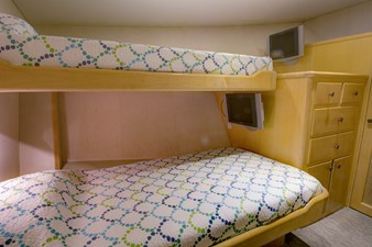 DELIA 10 Twin Bunk Guest Cabin
