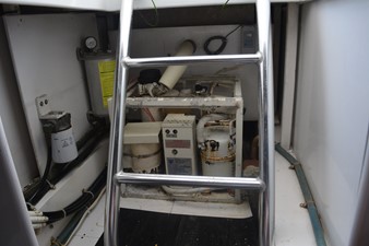 Reel Affair 34 ER access ladder and Eskimo 600 lb icemaker