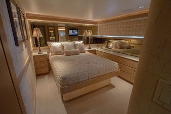 A' SALUTE' 18 Mid-ship Queen Guest Stateroom