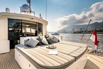 VOLARE ... ANCORA 5 Aft Sunbeds converting into informal dining table