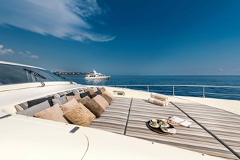 VOLARE ... ANCORA 7 Foredeck Sunbeds & Bimini