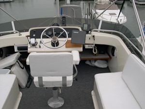 My Way 5 34' Mainship flybridge forward